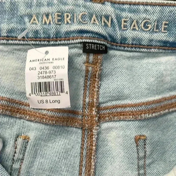 American Eagle Women’s 8L High Rise Distressed Ripped Mom Jean Light Wash Jeans - Picture 9 of 10